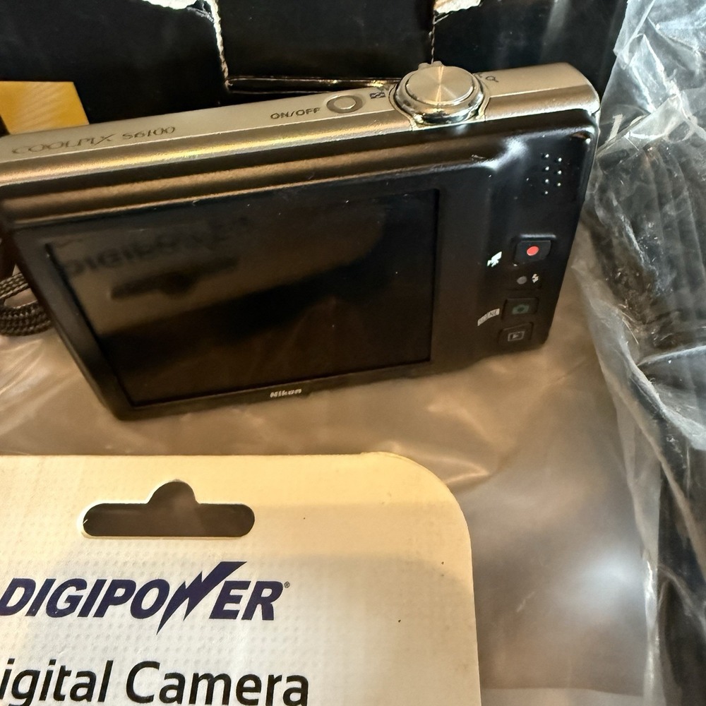 Nikon COOLPIX S6100 16.0MP Silver Digital Camera Bundle wUSBcharger Software - Picture 4 of 11